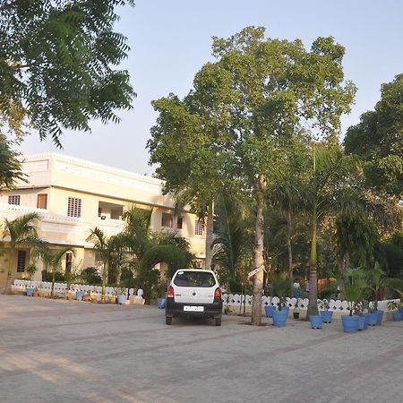 Hotel Eagle Nest Bharatpur Bagian luar foto