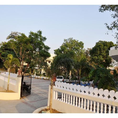 Hotel Eagle Nest Bharatpur Bagian luar foto