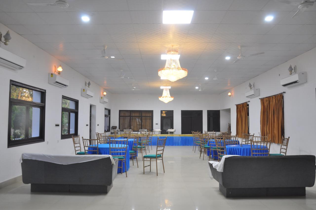 Hotel Eagle Nest Bharatpur Bagian luar foto
